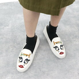 【新品】 トッズ TODS ローファー レディース シューズ レザーシューズ ホワイト ゴンミーニ モカシン ドライビングシューズ ダブル Tバックル キラキラ ラメ 顔 XXW00G0V880HWE