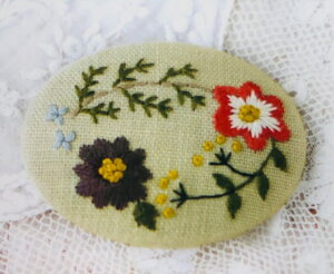 ワイルドフラワー ステキな刺しゅうキット − ブローチができます こころのおやつ 手芸(出来上がりサイズ4cm×5.5cm)oui-ji-nos-0050