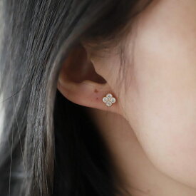 アクセサリー ピアス 韓国 耳飾り 四葉 クローバー 花 モチーフ 小さめ キラキラ 個性的 レディース 女性 かわいい 大人 小さめ シンプル おしゃれ デイリー