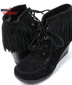 【送料無料】【18】【MINNETONKA】MINNETONKA Lace Up Fringe Wedge Boot BLACK SUEDE ミネトンカ レースアップ フリンジ ウエッジブーツ ブラック