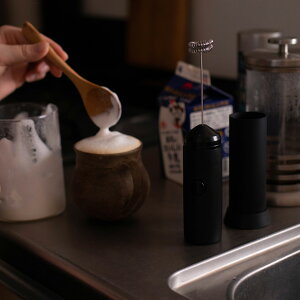 ミルクフォーマー 泡立て器 ラテ 電池式 ブラック 黒 ダブルヘッド スタンド ふた付 ミルク カプチーノ カフェラテ コーヒー 紅茶 ホイッパー ミルクフロ—サー 電動泡立て器 ハンドミキサ