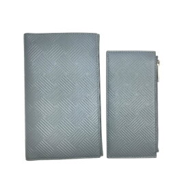 美品 ボッテガヴェネタ PO1697670I イントレチャート パスポートケース 二つ折り 長財布 札入れ エンボス レザー グレー BOTTEGA VENETA メンズ向け高級感あるデザイン 正規品の旅行用アイテム