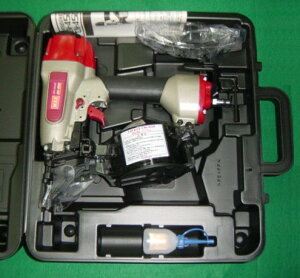 マックス CN-450 50mm常圧釘打機 ワイヤ−連結釘専用タイプ 新品 CN450 MAX【プロ用からDIY、園芸まで。道具・工具のことならプロショップe-道具館におまかせ!】