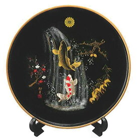 叙勲の記念品 8.0丸盆 黒塗 鯉の滝のぼり 皿立付（菊紋入）001-2122（叙勲 記念品 御祝 お祝 引き出物 引出物）