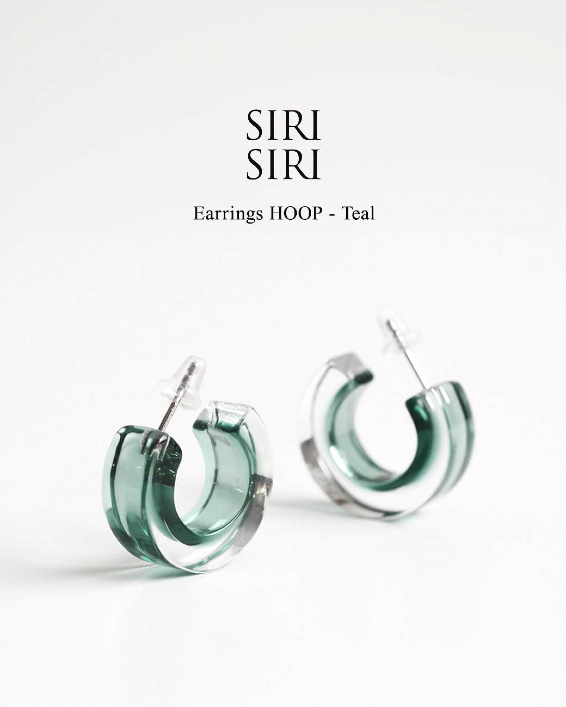 SIRI SIRIのデザインは、日々の暮らしの中にある器や道具、 何気ないひとときから生まれています。ふとした瞬間に潜む美しさをすくい取り、 身につけることで気づく楽しさをジュエリーへと昇華させました。