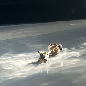 ピアス k18 イロンデール エペパン hirondelle et pepin hp-19fw-627 ミニ立て爪 ピアス サファイヤ (片方タイプ) レディース ギフト アクセサリー ジュエリー ミニマル 20代 30代 40代 50代 18金 ゴールド