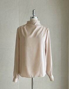 yzACA}yI AM MARIzGrash Half Neck Drape Blouse / ObVn[tlbNh[vuEXyVbvz