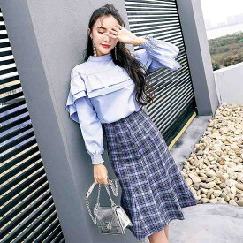 2点で7%OFFクーポン レディース 韓国ファッション 上下2点セット フレア 裾広がりスカート ぺプラムスカート 学生 オフコーデ 格子柄 ブラウス フリル ロングスリーブ 細身 普段着 上品 ホワイト ブルー M L XL サイズ