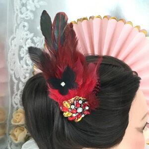 ヘア飾り ヘッドコサージュ ヘアアクセサリー ヘッドピース コサージュ 羽根付き フェザー ヘッドドレス ダンス衣装 髪飾り ヘアアクセサリー 社交ダンス 衣装 ブローチ レッド系 ブラック