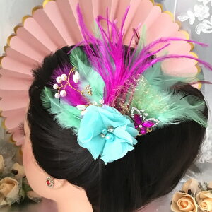 ヘア飾り ヘッドコサージュ ヘアアクセサリー ヘッドピース コサージュ 羽根付き フェザー ヘッドドレス ダンス衣装 髪飾り ヘアアクセサリー 社交ダンス 衣装 ブローチ ピンク パープル ブ