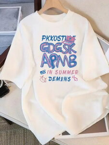 200g�����ŕ`���ꂽ�uPKXOST GDGSK APMB IN SUMMER DEMONS�v�́A�����ȃA�C�R��(�m�[�g�p�\�R���A�J�����A�������Ȃ�)��A�Ẵg�����h�ł���A���t�@�x�b�g�v�����g���̃g�b�v�X�X�^�C���A�J�W���A