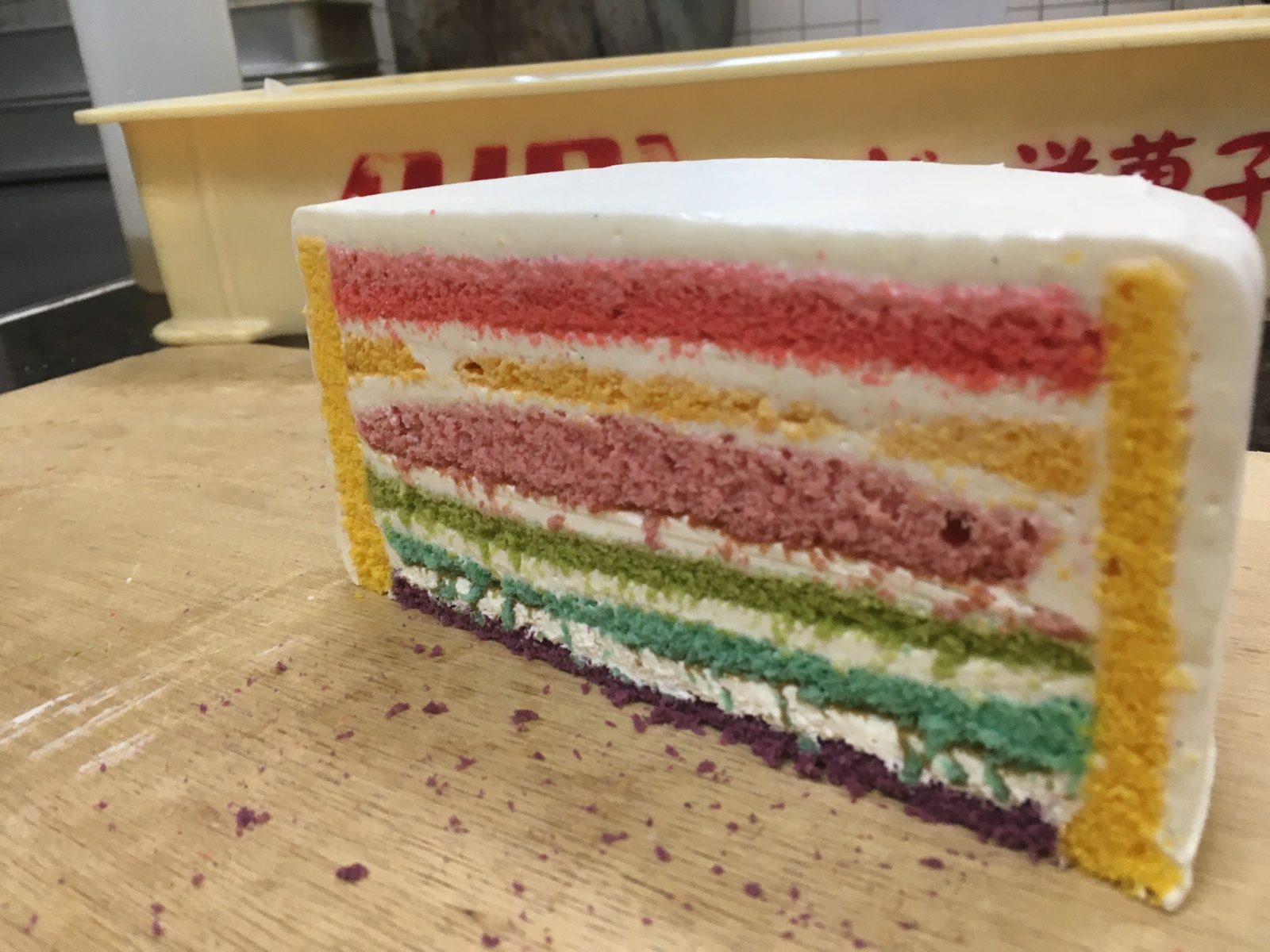 ６号サイズ 1８ｃｍ 虹色ケーキでスポンジが全て違う味です今回見た目にもインスタ映えするようにしました マンゴースポンジがサイドに張りつけてあります ラッピング無料 スペシャルレインボーケーキ6号サイズ 誕生日ケーキ お誕生日ケーキ バースデー ケーキ ホール