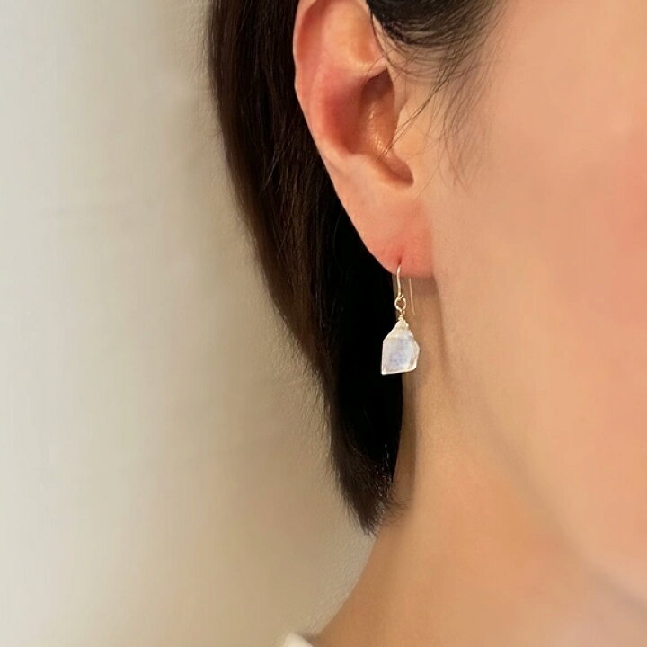 楽天市場】レインボームーンストーン スピンドルカット ピアス 天然石 