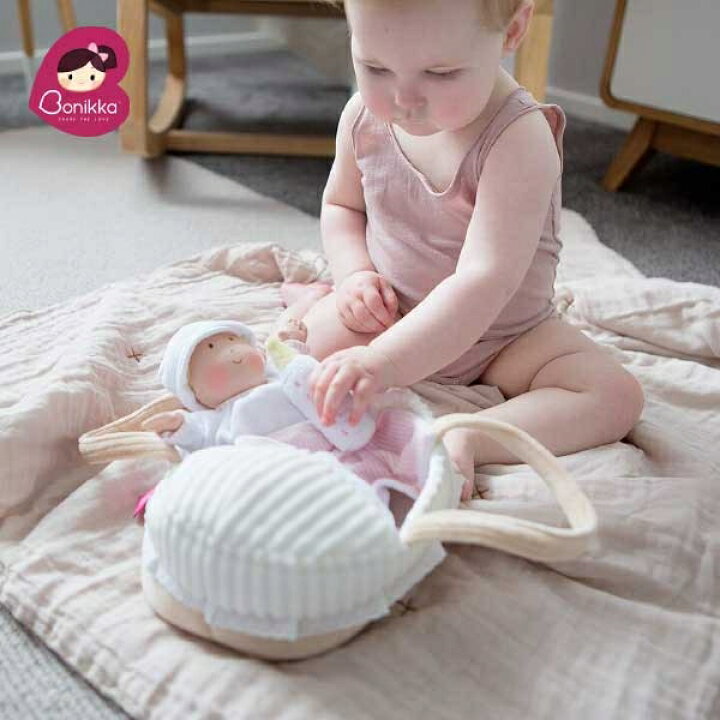 楽天市場 Bonikka ボニカ クーハンでおでかけ赤ちゃんセットボトル ブランケット付 お世話人形2歳 3歳の女の子の誕生日プレゼント クリスマスプレゼントに人気 かけがえのない自然と子どもの成長を守ることをコンセプトにつくられた スリランカ発の愛にあふれた