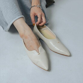 【公式】イーボル EVOL 【ふかふか・クッション入り】Vカットステッチパンプス ブラック 靴 レディース 25aw 新作 パンプス ポインテッドトゥ ローヒール 軽量 カジュアル ゴールドパーツ 通勤 通学 仕事 オフィス 冠婚葬祭