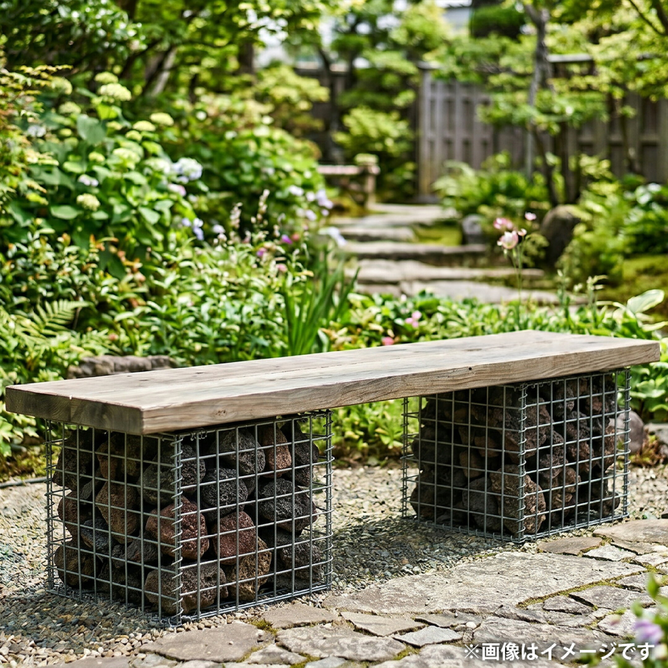 上の板の長さでサイズの違うベンチに