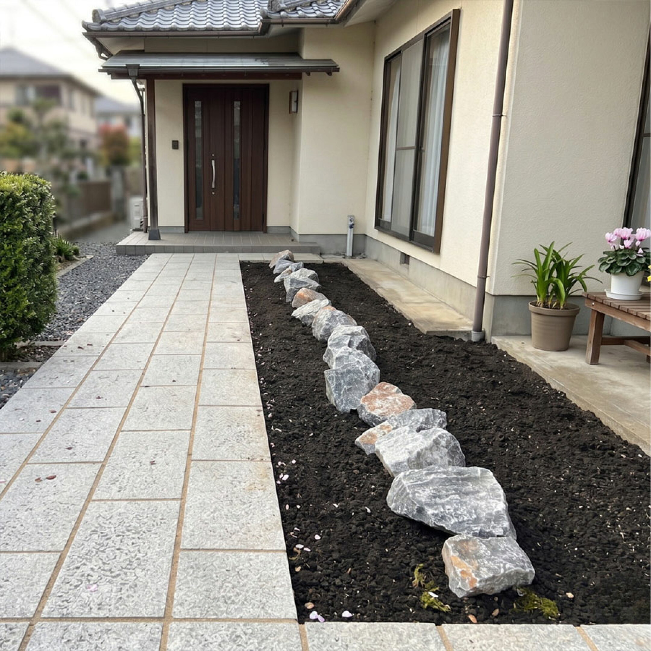 明るい敷石とロックを組み合わせている
