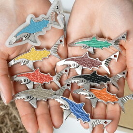 【サメのワトソン君】サメ革 マルチツール キーホルダー 旅行 防災 減災 アウトドア 段ボールカッター 栓抜き マイナスドライバー プルタブ起こし 毛抜き 爪やすり ロープカッター タグピン切り 栓抜き ギフト プレゼント アトリエシャーク 十徳ナイフ 鮫 サメ型 かわいい