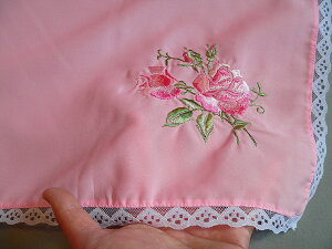 バラ刺繍入り無地ふろしき(ピンク)(75cm)商品拡大画像