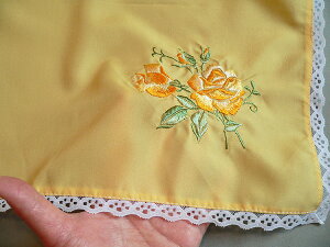 バラ刺繍入り無地ふろしき(イエロー)(75cm)商品拡大画像