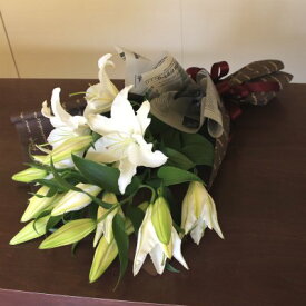 『オリエンタルリリーの花束』【札幌市白石・豊平・中央区は送料無料(その他の区は送料有)】【札幌以外は『宅配便[特定送料](日本郵便)』で別途送料有】