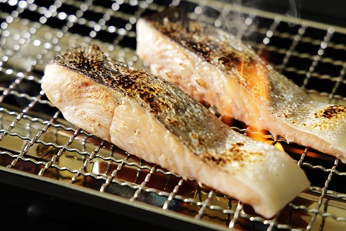 北海道広尾産の秋鮭をうす塩味で切身パックにしました 祝開店 大放出セール開催中 ふるさと納税 宿院のうす塩秋鮭切身 5％OFF