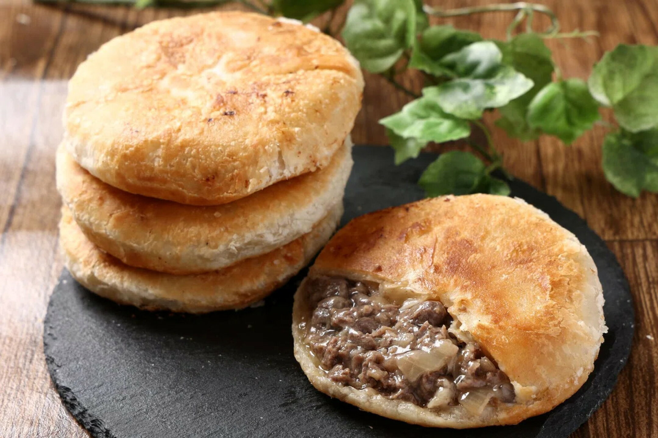 「鹿肉ミートパイ」はワンハンドで食べられるのでドライブしながらや、 食べ歩きもしやすいのがポイント