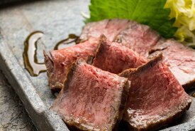 【ふるさと納税】飛騨牛 ローストビーフ ソース付 400g 惣菜 肉 おかず 晩ごはん 弁当 惣菜 晩酌 おつまみ 家飲み 便利 簡単調理 飛騨牛 中村屋 粋料亭 助六 岐阜県 大垣市