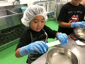 【ふるさと納税】いでぼく COW RESORT IDEBOK 朝搾りたての牛乳使用！ チーズ作り体験 【2名様】　送料無料 静岡県 富士宮市