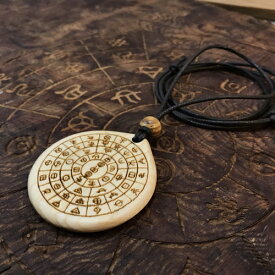 【ふるさと納税】ヲシテ文字　フトマニ図　パワーネックレス　三重県産　ひのき製　紐の色　赤（エンジ）／KOSHIKARI　ふるさと納税　アクセサリー　大紀ブランド　三重県　大紀町