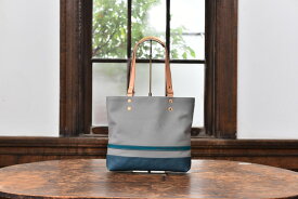 【ふるさと納税】岡喜近江牛レザーと帆布のトートバッグ　グレー/琵琶湖ブルー【Mサイズ】【カバン かばん バッグ 鞄 ハンドメイド】