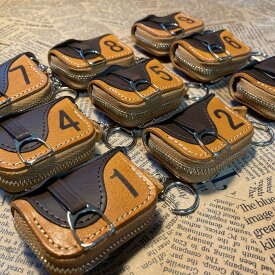 【ふるさと納税】鞍型ミニラウンドファスナーコインケース / 競馬 馬 競走馬 本革 コインケース 革小物 ハンドメイド レザー 雑貨 日用品 / 栗東市 / 株式会社ブルズエフ[BIAU004]