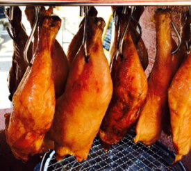 【ふるさと納税】自家製スモークチキン 8本入り 美湖母湖 滋賀県 東近江市 A-G30 骨付きもも肉 桜チップ 燻製 香ばしい 塩味 おつまみ パーティー おかず ギフト