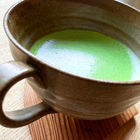 【ふるさと納税】日本茶鑑定士監修の宇治抹茶（40g入り）と黒ティーカップ〈お茶 茶 煎茶 緑茶 粉末 宇治抹茶 抹茶 ティーカップ 石臼挽き 飲料 加工食品 ハンドメイド 日本茶鑑定士〉