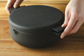 【ふるさと納税】D186 ツレヅレハナコ×オレンジページ「ふたつき鉄製揚げ鍋 18cm」【フライパン 鉄 藤田金属 FUJITA 鍋 鉄なべ 両手鍋 天ぷら 18センチ アミ 網 日本製 町工場 ガス IH おしゃれ 大阪府 八尾】