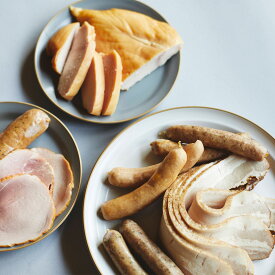 【ふるさと納税】桜チップで燻製したソーセージ、スモークチキン、ベーコン、ハムの詰め合わせ7点セット