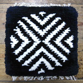 【ふるさと納税】【倉敷ノッティング】手織ウール 椅子敷き 紺地/白紋 丸模様 分厚い クッション 椅子 一生物 岡山県特産 倉敷本染手織研究所　 織物 ノッティング織 メリノウール 100％ 岡山県 倉敷市 送料無料