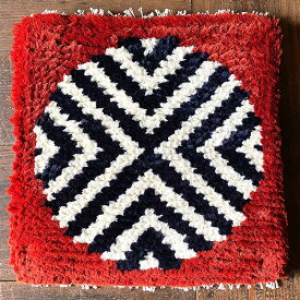 【ふるさと納税】【倉敷ノッティング】手織ウール 椅子敷き 赤地/紺白紋 丸模様 分厚い クッション 椅子 一生物 岡山県特産 倉敷本染手織研究所 織物 ノッティング織 メリノウール 100％ 岡山県 倉敷市 送料無料