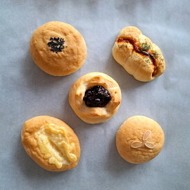 【ふるさと納税】米粉のやさしいパン 惣菜パン・菓子パン 詰め合わせ 計20個入り グルテンフリー パン ふわもち食感 5種類 各4個 ウインナーパン チーズクッペ クリームチーズ あんぱん クリームパン セット 朝食 軽食 岡山県 美咲町 冷凍 送料無料