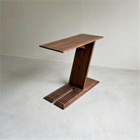 【ふるさと納税】ウォールナット無垢材で造られたサイドテーブル（ブックスタンドとしても使用可）