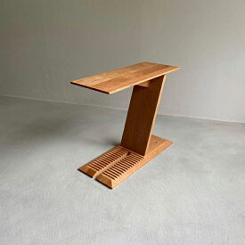 【ふるさと納税】ブラックチェリー無垢材で造られたサイドテーブル（ブックスタンドとしても使用可）