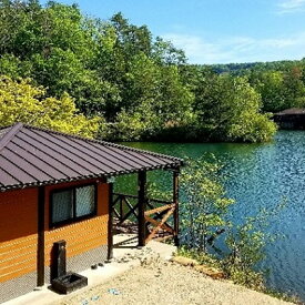 【ふるさと納税】OutdoorFunキャンプフィールド 湖畔の小部屋 利用券 1枚 キャンプ場 BBQ 休息 リフレッシュ 自然