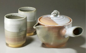 【ふるさと納税】萩焼 急須と湯呑セット きゅうす ゆのみ 日本茶 緑茶 おしゃれ 陶器 お洒落 食器 おしゃれ食器 和風食器 ギフト 人気 モダン 和モダン かわいい 山口県 萩市 日本製 贈り物 プレゼント お祝い 結婚祝い 高級感 上品 引き出物 誕生日 記念品 還暦祝い