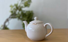 【ふるさと納税】《萩焼》白萩 ポット 急須 きゅうす 日本茶 緑茶 おしゃれ 陶器 お洒落 食器 おしゃれ食器 和風食器 ギフト 人気 モダン 和モダン かわいい 山口県 萩市 日本製 贈り物 プレゼント お祝い 結婚祝い 高級感 上品 引き出物 誕生日 記念品 還暦祝い 新生活