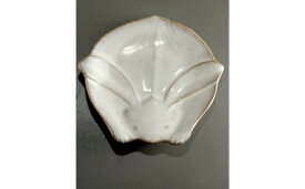 【ふるさと納税】萩焼 うさぎ皿 1客 和食器 小皿 うさぎ 皿 取り皿 和皿 おしゃれ お洒落 食器 おしゃれ食器 和風食器 器 うつわ お皿 陶器 ギフト 人気 モダン 和モダン かわいい 山口県 萩市 日本製 贈り物 プレゼント 上品 高級感 かっこいい 結婚祝い 白色 ホワイト