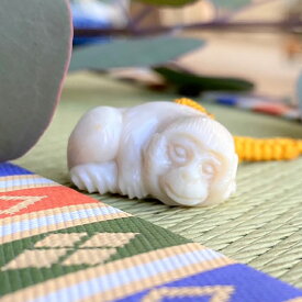 【ふるさと納税】正絹シルク紐 お猿さん彫刻根付 【有限会社米沢サンゴ店】[ATCX013]