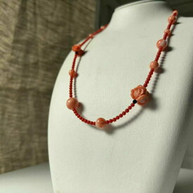 【ふるさと納税】【一点もの】K18 宝石珊瑚ネックレス 赤珊瑚ともも色珊瑚の手彫りネックレス 〜ローズガーデン 花園〜 全長約49cm / 18金 レディース 【有限会社米沢サンゴ店】[ATCX064]