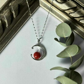 【ふるさと納税】夜空に浮かぶ深紅の月 K18WG 土佐産赤珊瑚とダイヤの三日月ペンダント 長さ調整可能(〜約45cm) / ネックレス レディース アクセサリー ジュエリー【有限会社米沢サンゴ店】[ATCX066]