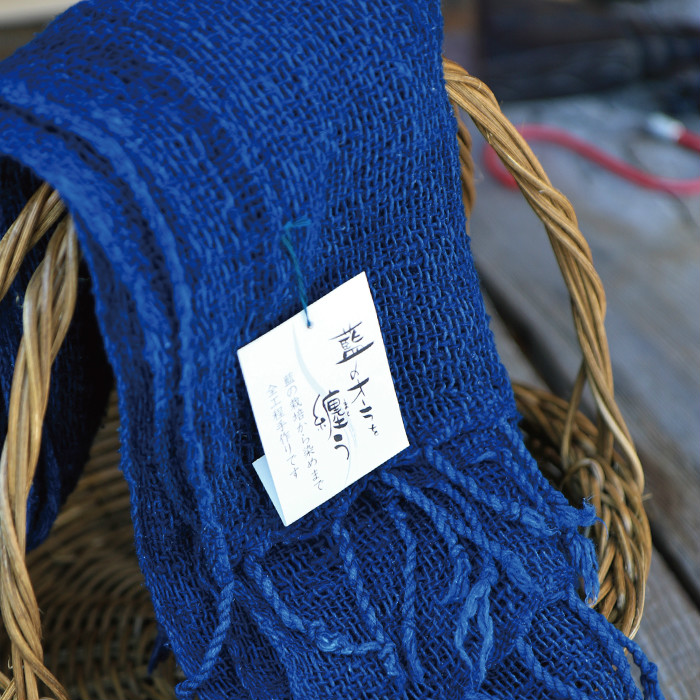 藍のオーラを纏う。藍の栽培から染めまで、全工程手作りスカーフです。 【ふるさと納税】赤岡町おっこう屋の藍染スカーフ（中）【送料無料】手染め 手作り ギフト 贈り物プレゼント きれい色 F-30