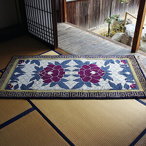 【ふるさと納税】鍋島緞通【手織り】95×191cm 華牡丹に松皮文様縁二重雷文:D253-013